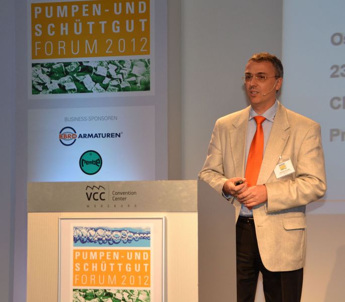 Christian Arnold, ProMinent Dosiertechnik  „Um die richtige Pumpe auszusuchen, muss man über Art und Eigenschaften des Mediums Bescheid wissen und auch seine anlagentechnischen Eigenheiten kennen.“ Christian Arnold von ProMinent gab den Teilnehmern des Pumpenforums einen Leitfaden für die Auswahl oszillierender Verdrängerpumpen an die Hand und zeigte Entwicklungstrends auf. Im Fokus stehen hier vor allem die Sicherheit und die Energieeffizienz. (Bild: PROCESS)