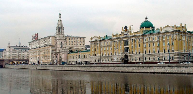 Rosneft ist ein russisches Minteralölunternehmen mit Sitz in Moskau. CEO ist der Russe Igor Setschin. Der ehemalige deutsche Bundeskanzler Gerhard Schröder ist Vorsitzender des Aufsichtsrates. (Bild: The Rosneft headquarters next to the Saint Sophia Church / Own Work / CC BY 2.5)