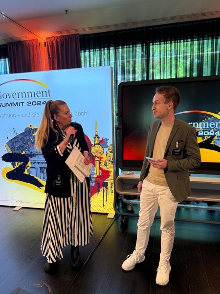 Lebenszeit statt Warteschlange? Martina Nolte, Stadt Mönchengladbach, und Jan Klumb, Landeshauptstadt Wiesbaden, nahmen in ihrem Impulsstatement die Nutzer in den Fokus: „Nutzerzentrierte, hochwertige digitale Bürgerservices: Schlüssel zu Vertrauen in Staat und Demokratie“. (©Vogel IT-Akademie)