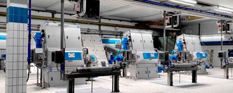 Zur Aufbereitung von Wasser werden je nach Einsatzzweck verschiedene Verfahrensschritte kombiniert und stufenweise mechanisch, biologisch und chemisch umgesetzt.(Bild:  WZV / Huber Technology)