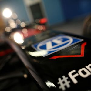 
...sowie ein neues Getriebe umfassen.