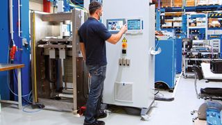 Der Versuchsarbeitsplatz von Kistler besteht aus einem Gestell, dem NC-Fügemodul sowie einem Schaltschrank mit Messtechnik, Steuerung und Datenerfassung. (Kistler Gruppe)