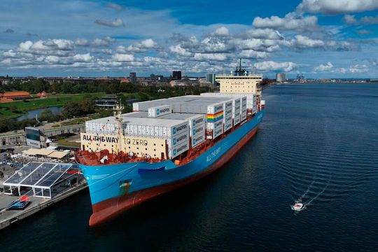 An der Grenze zu Deutschland ist in Dänemark jetzt die erste Großanlage für grünes Methanol in Betrieb genommen worden. Maersk gehört zu den ersten Nutzern dieser Treibstoffalternative, die das Containerschiff Laura Maersk (Bild) antreiben wird.(Bild:  Maersk)