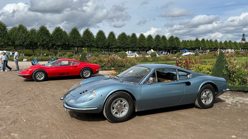 Noch kein Ferrari: Dino 246 GT in zweifacher Ausführung. (Bild: Peter Diehl)