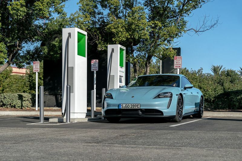Bei einer Batterie-Restkapazität zwischen null und 20 Prozent lädt der Taycan mit bis zu 270 Kilowatt.  (Porsche)