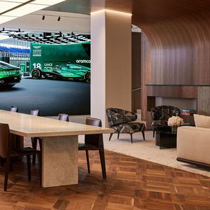 Im Store können die Kunden ihr individuell konfiguriertes Fahrzeug im Maßstab 1:1 digital erleben. (Bild:  Aston Martin)