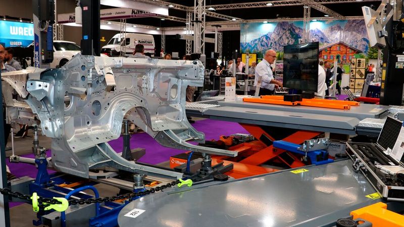 Wie das Celette-Karosseriemess-System eingesetzt werden kann zeigte Großhändler Kastner an einem aufgebauten BMW-Vorbau. (Bild: Klasing)