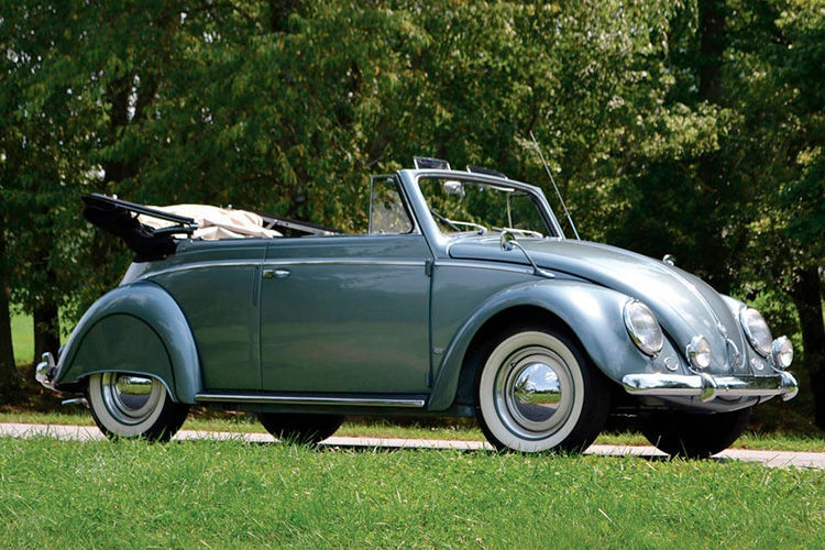 Den zweithöchsten Preis für einen Käfer erreichte ebenfalls Sotheby's im vergangenen Jahr mit einem Volkswagen Beetle Cabriolet – allerdings vollrestauriert – von 1955: 78.000 Euro beziehungsweise 82.500 Dollar. (Sotheby's)