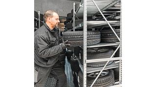 In der Hamburger Halle der Firma Hamann lagert Betriebsleiter Marco Kollenda rund 35.000 Räder. Die meisten stammen von Autohäusern, die für die Einlagerung der Kundenräder keinen Platz haben. (Gewe)