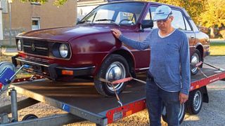 Was da auf dem Hänger steht, kann Bernd Röthig nicht sehen. Aber er kann es ertasten. Und wenn es sich um einen Ost-Oldie handelt, reicht ihm meist ein kurzes Handauflegen, um Bescheid zu wissen. (Bild: Bernd Röthig)