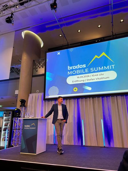 Brodos-CEO Stefan Vitzithum begrüßt die Besucher zum Summit.  (Bild: Vogel IT-Medien)
