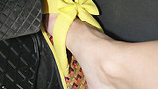 Autofahrer können sich mit Pantoletten prinzipiell ans Steuer setzen, ratsam ist es jedoch nicht. (Foto: sp-x)