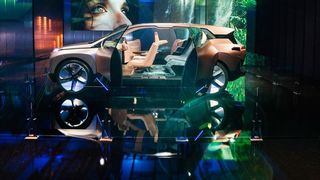 Auf der CES konnten Besucher im BMW Vision iNext Platz nehmen und dank Mixed-Reality-Simulation eine virtuelle, vollvernetzte und autonome Fahrt erleben. (BMW)