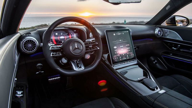 Über die Display-Taste auf der Bedienleiste unterhalb des Zentraldisplays wählt der Fahrer unterschiedliche Funktionen wie Medialautstärke, Assistenzsysteme oder Fahrzeugfunktionen aus. (Bild: Mercedes-Benz)