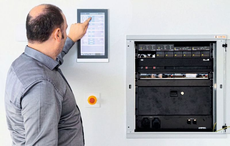 Jeder Raum ist mit einem zentral konfigurierten Touchscreen ausgestattet, an dem durch Betätigung einer einzigen Taste beispielsweise der Beamer angeschaltet, die Beleuchtung gedimmt und die Jalousien heruntergefahren werden können. (Limtec+, Belgien)