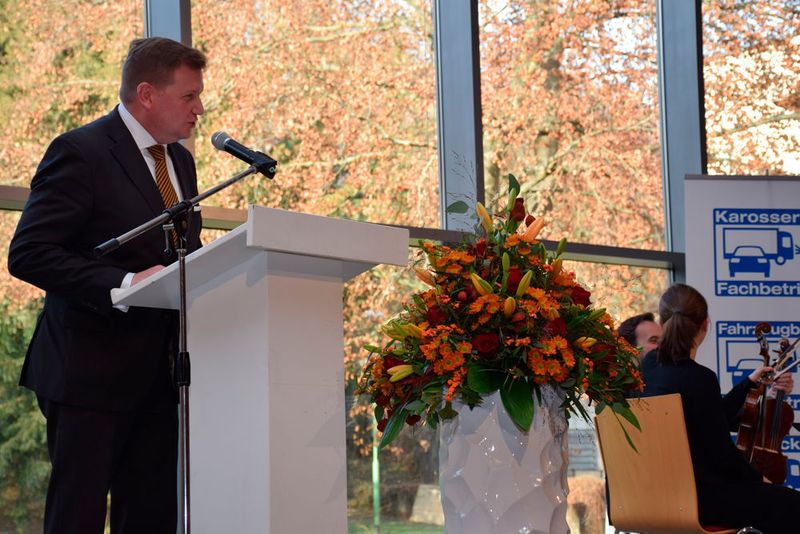 Der neue Hauptgeschäftsführer Thomas Aukamm bedankte sich bei Dr. Weichtmann dafür, „ein gut bestelltes Feld“ übernehmen zu dürfen. (Wenz)