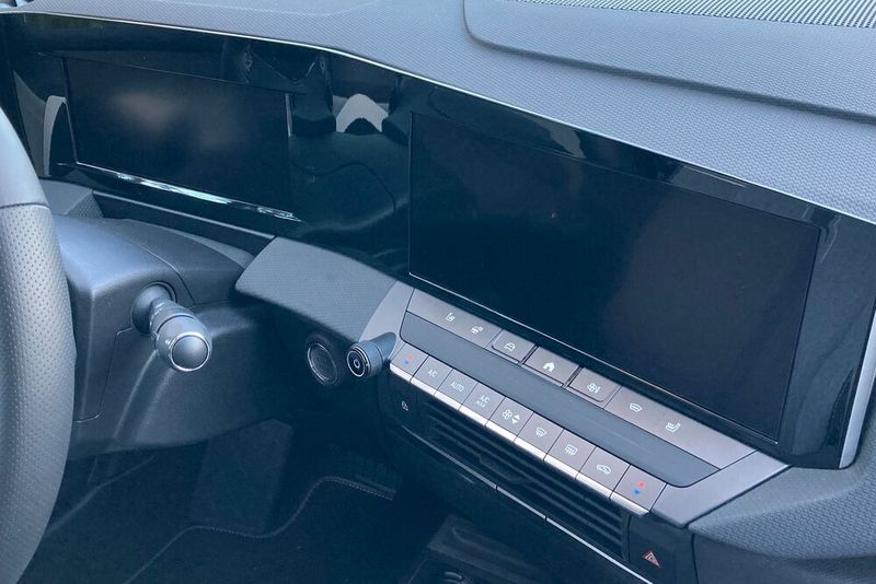 Schalter und Tasten – Fehlbedienung weitgehend ausgeschlossen. (Bild: Rehberg / VCG)