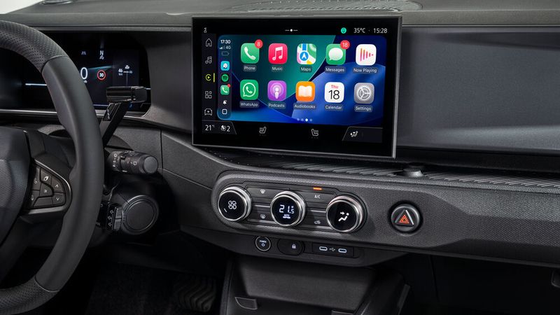 Zentral im Armaturenbrett sitzt ein 10-Zoll-Touchscreen.  (Bild: Nissan)