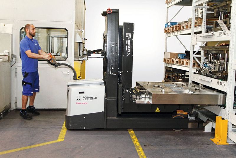 Osman Servis, Einrichter, findet: „Der neue Wagen ist top, wir müssen die Werkzeuge nicht mehr mit der Hand bewegen.“ (Bild: Römheld)