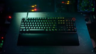 Razer setzt bei der Gaming-Tastatur Huntsman V2 die zweite Generation selbst entwickelter optischer Switches ein. Sie nutzen einen Infrarotlichtstrahl, um das Switch-Signal auszulösen. (Razer)