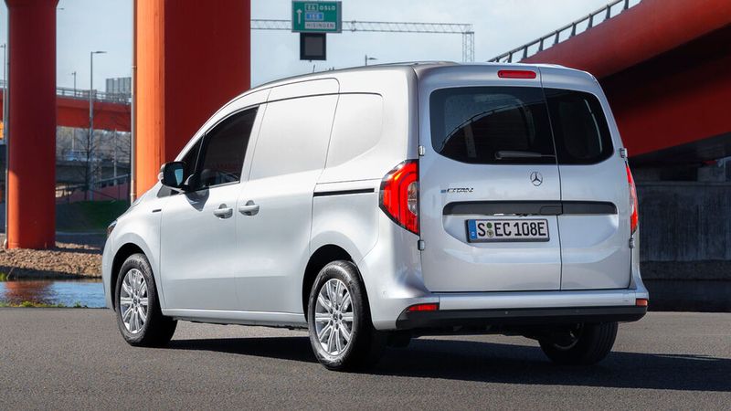 Für 36.000 Euro netto startet der elektrische Citan als 4,50 Meter lange Variante mit 2,9 Kubikmeter großem Laderaum. (Bild: ©Mercedes-Benz AG)