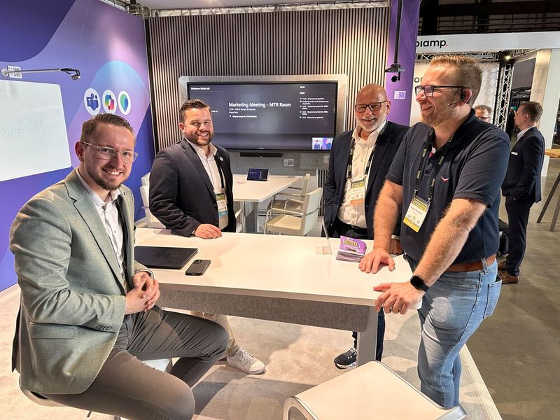 Der Microsoft Meeting Raum lädt zum UC-Testen ein und da lassen sich (v. l.) Marcel Ecke und Malte Przybyla (Kern & Stelly) mit Ralf Schmitt (Bechtle) und Gregor Hübscher (HP Poly) nicht 2x bitten. (Bild: Vogel IT-Medien GmbH)