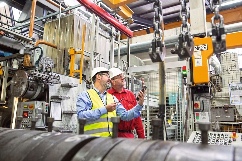Wenn mehrere Maschinen in einer Anlage neu verkettet werden, so ist zu prüfen, ob diese Anlage die Bedingungen für eine „Gesamtheit von Maschinen“ erfüllt. In diesem Fall steht die Schnittstellenbetrachtung im Fokus. (Bild: Ce-Con)