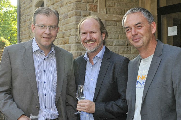 Kamen aus Bayern: (v.li.) Florian Fischer (Geschäftsführer Vogel Business Media), Dieter Tannert und Dirk Weinzierl (beide Geschäftsführer beim Kfz-Gewerbe Bayern). (Foto: Zietz)
