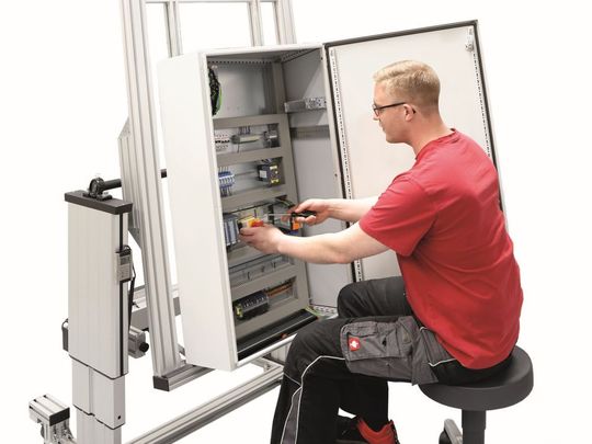 Höhe wie Neigung der Arbeitsfläche können stufenlos auf den Monteur und den Arbeitsschritt angepasst werden.(Bild:  RK Rose+Krieger)
