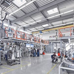 Das Azo-Technikum: Nur wer Rohstoffe genau kennt, kann sie sicher automatisieren.(Bild:  Azo)