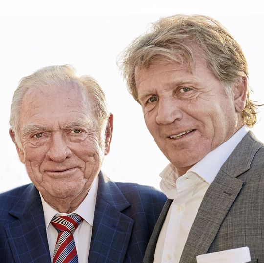 50 Jahre Rutronik: Helmut Rudel, Präsident und Gründer (links) und Thomas Rudel, CEO und Vorsitzender der Geschäftsführung.(Bild:  Fotostudio Guenther Eisingen)