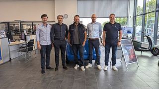 Julian Hofmann von Mezger (Mitte) und seine Digitalisierungspartner: (v. l.) Ferdinand Döttinger und Philipp Haac von Repareo sowie Daniel Pfeiffer und Frank Mauder von ZF Aftermarket. (Bild: Rosenow – VCG)