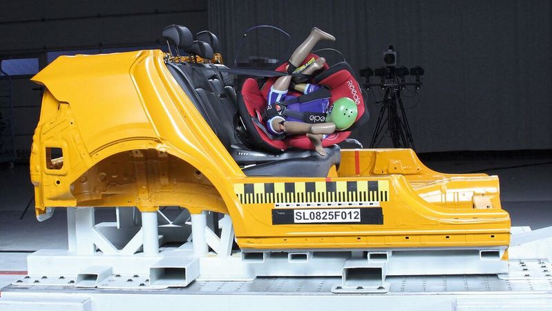 Der Autokindersitz von Reecle im ADAC-Test: Echte Sicherheit für die kleinen Mitfahrer sieht anders aus.(Bild:  ADAC)