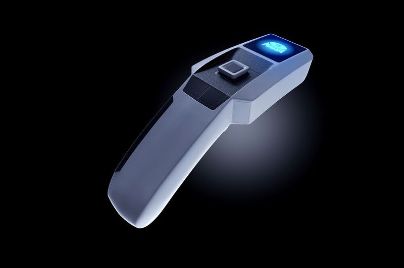 Und noch einmal Maha mit Omni Link, das die Werkstattsteuerung mit einer All-in-One Fernbedienungseinheit ermöglicht. Eine integrierte Kamera für die Fehlerdokumentation und die zukünftige Gerätepositionierung mittels Laser erhöhen Effizienz und Präzision. Ergonomisches Design und robuste Bauweise sollen Sicherheit und Langlebigkeit gewährleisten. (Bild: Maha)