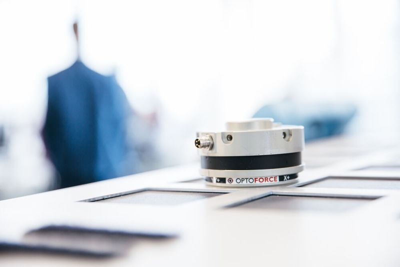 Die Tastsensoren von OptoForce erweitern Leichtbauroboter um einen feinen Tastsinn und ermöglichen so die Automatisierung komplexer Fertigungsprozesse. (Optoforce/On-Robot)