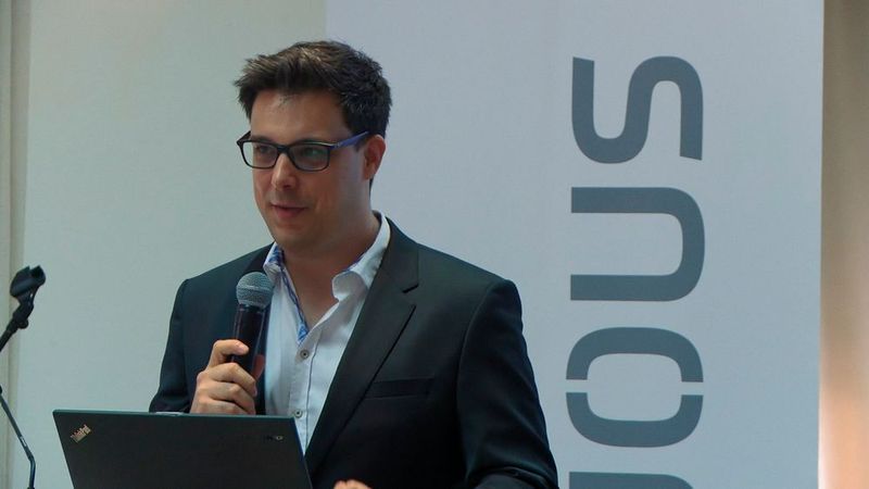 Roman Hennes, snom, stellte das neue Partnerprogramm vor. (Snom)