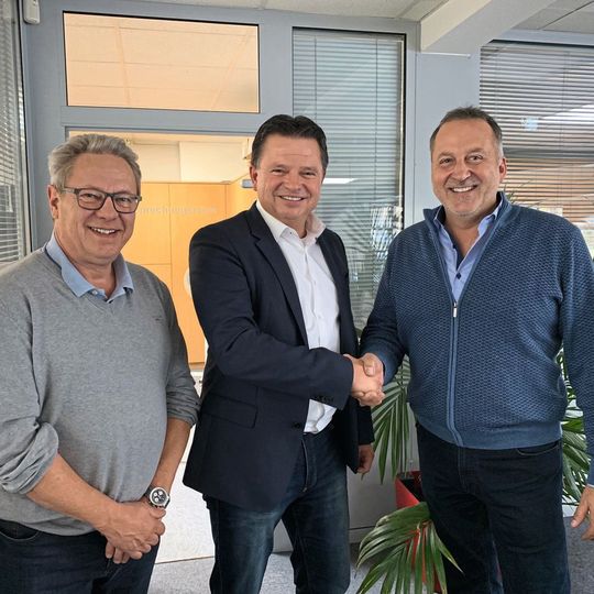Sind sich einig: (v. li.) Jörg Demandt (Trend Automobile), Peter Gerards (Ruhrdeichgruppe) und Arie Wooning (Auto Conen).(Bild:  Ruhrdeichgruppe)