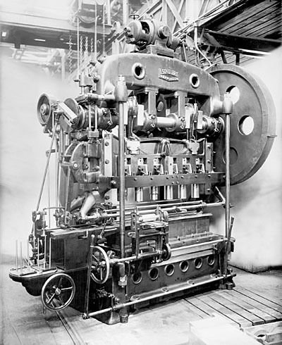 Bild 8: Das Jahr 1900 ist ein Meilenstein in der Unternehmenshistorie. Auf der Weltausstellung in Paris präsentiert Schuler die erste mechanische Transfer-Stufenpresse mit elektrischem Direktantrieb. (Archiv: Vogel Business Media)