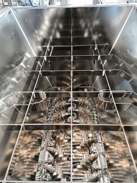 Zackenbrecher JEL ZU-2 mit zwei starken Brecherwellen und Brechersternen: Ein Schutzgitter über den Brecherwellen fungiert als Eingreifschutz und stellt sicher, dass keine Verpackungsreste in den Brecher fallen. Zackenbrecher werden oft manuell mit kleineren Säcken beschickt.  (Bild: Engelsmann)