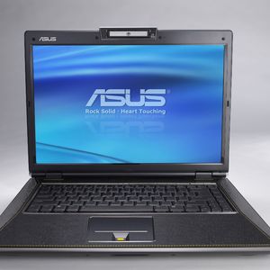 Mit der Webcam im Rahmen ist das Notebook für Videokonferenzen gerüstet.