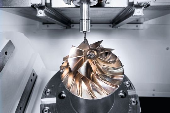 Das vertikale High-Speed Bearbeitungszentrum DMP 70 von DMG Mori ist eine kompakte Produktionsmaschine für Anwendungen in der Medizintechnik, im Bereich Job Shop, Aerospace und anderen anspruchsvollen Branchen. Hier im Bild wird ein Impeller für den Luftfahrtsektor bearbeitet.(Bild:  DMG Mori)