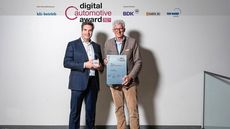 Emil Frey wurde zum Gesamtsieger des Digital Automotive Awards 2021 gekürt. Die zwei Digitalisierungsexperten Derek Finke (l.) und Stefan J. Gaul nahmen den Preis für die Autohausgruppe entgegen.