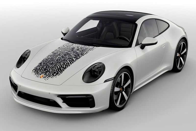 Kunden können ab sofort die Motorhaube ihres neuen 911 mit dem eigenen Fingerabdruck dekorieren. (Bild: Porsche)