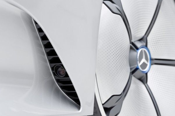 Das Mercedes-Benz Concept IAA (Intelligent Aerodynamic Automobile) ist zwei Autos in einem: Aerodynamik-Weltrekordler mit einem cw-Wert von 0,19 und viertüriges Coupé mit faszinierendem Design. Die Studie, die auf der IAA in Frankfurt ihre Weltpremiere erlebt, schaltet ab einer Geschwindigkeit von 80 km/h automatisch vom Design-Modus in den Aerodynamik-Modus und verändert durch zahlreiche aktive Aerodynamik-Maßnahmen ihre Gestalt. (Bild: Mercedes-Benz)