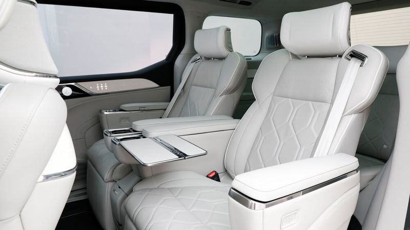 Der flexible Innenraum des Sechssitzers wird von zwei Ledersesseln dominiert, die direkt aus der First Class eines Flugzeugs stammen könnten. (Bild: Volvo)