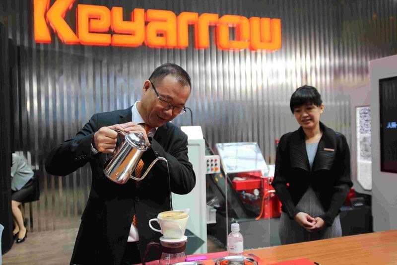 Keyarrow-Geschäftsführer King Wang setzt auf Design und Kundenkontakt. Er bedient auch Kunden selbst. (Bild: Fouhy)