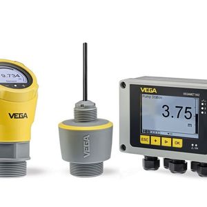 Die neue Vegapuls-Geräteserie gibt es sowohl als Kompaktausführung mit Kabelanschlussraum (links im Bild) als auch mit festem Kabelanschluss (IP68). Ergänzt wird die neue Serie durch das Vegamet-Steuergerät (rechts im Bild), über das sich alle Messwerte visualisieren lassen.
