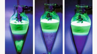Neu am IOW entwickelt: Per Dichteseparation kann Mikroplastik (grün leuchtende Punkte) von mineralischem Sediment (blau-violette Schicht) getrennt werden. (Bild: IOW / K. Enders)