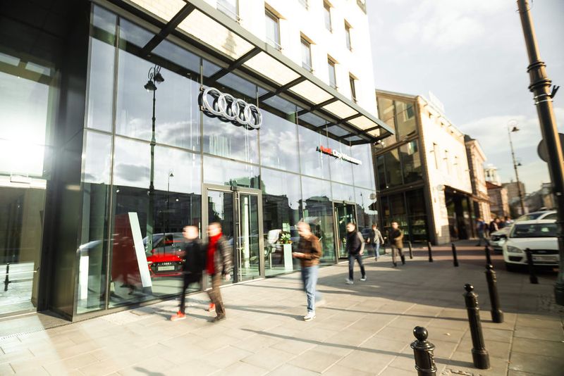 Der Showroom befindet sich in der Warschauer Innenstadt ... (Bild: Audi)