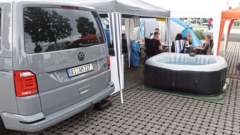 Abkühlung gewünscht? Wohl dem, der gleich den eigenen Pool dabei hatte. (Bild: Dominsky – VCG)